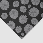 Grijze zanddollars op zwarte Halloween Tissuepapier (Detail)