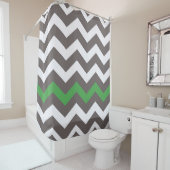 Grijze ziggen met groene accenten douchegordijn (In situ)