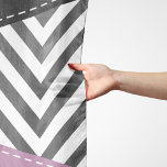 Grijze zigzag, Grijze Chevron, Zigzag Pattern, Paa Sjaal<br><div class="desc">Elegant,  stijlvol en verfijnd zigzagpatroon (chevron) in grijze en witte kleur met paarse en zwarte kleurschakeringen. Moderne en trendy cadeau,  perfect voor de zigzag-minnaar in je leven.</div>