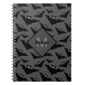 Grijze zwarte vleermuizen Halloween Patroon Monogr Notitieboek (Voorkant)
