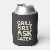 Grill First Ask Later BBQ Grill Dad Humor Blikjeskoeler (Blikje Voorkant)