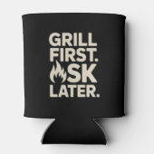 Grill First Ask Later BBQ Grill Dad Humor Blikjeskoeler (Achterkant)