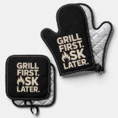 Grill First Ask Later BBQ Grill Dad Humor Ovenwant & Pannenlap Set (Voorkant / Achterkant)