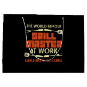 Grill Master at Work Grilling Chilling Funny Bbq Groot Cadeauzakje (Achterkant)