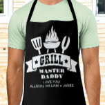 Grill Master Daddy Zwart Schort<br><div class="desc">Uniek aangepast zwart schort voor de beste vader ooit op Kerstmis, Vaderdag of zijn verjaardag met illustraties van een barbecue grill en "Grill Master Daddy" in leuke witte typografie. Voeg de namen van zijn kinderen toe. Indien nodig kunt u de lettergrootte voor een langere of kortere lijst met namen vergroten...</div>