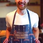 Grill Master Navy Blauwe Worst Grilling Vork Naam Schort<br><div class="desc">Dit coole en moderne patroon is perfect voor de grillmaster. Het heeft een handgetekende bruine, geelbruine, zilveren, zwarte en donkergouden worst met een grillvork cartoon illustratiepatroon bovenop een marineblauw abstract patroon. Dit ontwerp heeft ook de uitdrukking, "Grill Master" met een monogram naam. Het is grappig, uniek, mannelijk en leuk! ***BELANGRIJKE...</div>