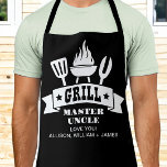 Grill Master Oom Zwart Schort<br><div class="desc">Uniek aangepast zwart schort voor een favoriete oom op kerst, Vaderdag of zijn verjaardag met illustraties van een barbecue grill en "Grill Master Uncle" in leuke witte typografie. Voeg de namen van zijn neven en nichten toe. Indien nodig kunt u de lettergrootte voor een langere of kortere lijst met onderliggende...</div>