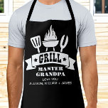 Grill Master Opa Zwart Schort<br><div class="desc">Aangepaste Vaderdag,  kerst- of verjaardagscadeau voor de beste opa ooit,  dit zwarte schort bevat illustraties van een barbecuegrill en "Grill Master Grandpa" in leuke typografie. Voeg de namen van zijn kleinkinderen en personaliseer of hij wordt genoemd opa,  poppop,  papa,  poppen,  enz.</div>