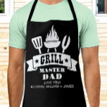 Grill Master Pap Zwart Schort<br><div class="desc">Aangepast zwart schort voor de beste vader ooit op Kerstmis,  Vaderdag of zijn verjaardag met illustraties van een barbecue grill en "Grill Master Dad" in leuke witte typografie.</div>