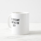 Grill sergeant meldt zich voor dienst koffiemok (Voorkant links)