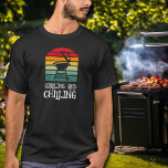 Grillen en Chilling BBQ T-shirt<br><div class="desc">Met een BBQ grill op kleurrijke strepen en de woorden "Grilling and Chilling" is dit t-shirt een perfect cadeau voor de mannen in je leven, voor vaderdag, kerst of zijn verjaardag. OVEREENKOMENDE objecten in ons collectie.</div>