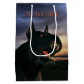 Grillig geschenk. Grote, zwarte hond Medium Cadeauzakje (Achterkant)