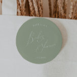 grillig salie groen Baby shower Ronde Button 5,7 Cm<br><div class="desc">Introductie van onze grillige salie groene baby shower knop, ideaal voor uw eenvoudige moderne boho feest elk seizoen van het jaar! Deze knop heeft een boho-chique, genderneutrale sfeer met elegante kalligrafie en een delicaat minimalistisch ontwerp, waardoor het ideaal is voor zowel meisjes als jongens. Bovendien is het bewerkbaar, zodat u...</div>