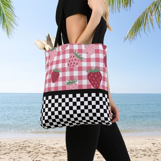 Grillige aardbeien en schaakbord tote bag