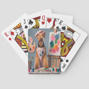 Grillige airedale-terriër werkt als kunstenaar pokerkaarten