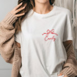 Grillige coquette strik bindende knoop bruidsmeisj t-shirt<br><div class="desc">Grillige coquette strik die de knoop bindt moderne boho elegante stijlvolle handgeschreven bruidsdouche of vrijgezellenfeest decoratie bijpassend t-shirt ontwerp. Huidige rode en roze collectie.</div>