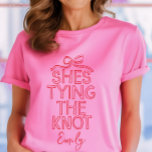 Grillige coquette strik het knoop schieten bruidsm t-shirt<br><div class="desc">Grillige coquette strik het sluiten van de knoop moderne boho elegante stijlvolle handgeschreven bruiloft party favor decoratie bijpassend t-shirt ontwerp. Hedendaagse rode en roze collectie.</div>