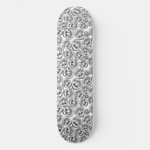 Grillige Gezichten: Speelse Zwart-Wit Cartoon Persoonlijk Skateboard