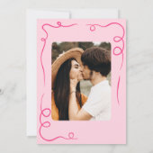 Grillige handgetekende roze trouwfoto save the date (Achterkant)