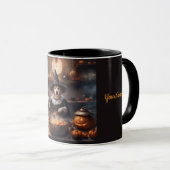 Grillige Heksenhond brouwt een Halloweenstoofpot Mok (Voorkant rechts)