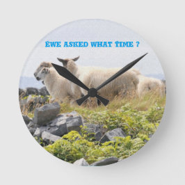 Grillige Ontwerpen - Schapen in een veld Ronde Klok