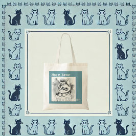grillige paaskat in bloemeneierschaal tote bag
