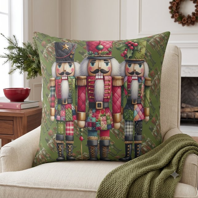 Grillige Patchwork Kerst Notenkraker Trio Kussen (Whimsical Patchwork Christmas Nutcracker Trio Throw Pillow)