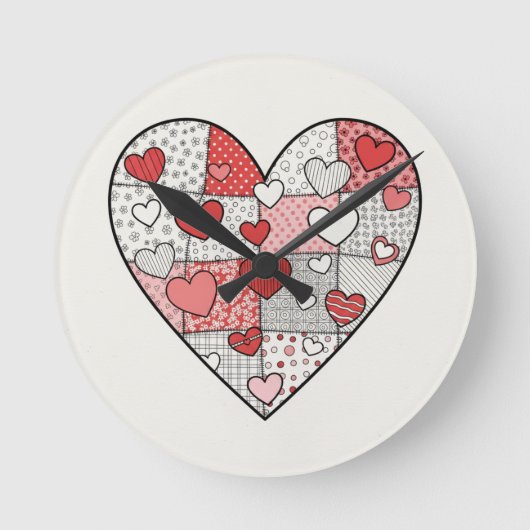Grillige rode en roze patchwork hartcollage kunst ronde klok (Voorkant)