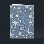 Grillige Sneeuwvlok Wenskaart in Blauw Kaart<br><div class="desc">Een grillig draaiend sneeuwvlokpatroon in blauw. Vintage geïnspireerde sneeuwvlokken in verschillende maten,  vormen en tinten dwarrelen rond op een achtergrond van staalgrijs. Geweldig voor al uw winter-sneeuwliefhebbers!</div>
