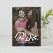 Grillige witte handgeschreven foto-overlay bloem save the date (Staand voorkant)