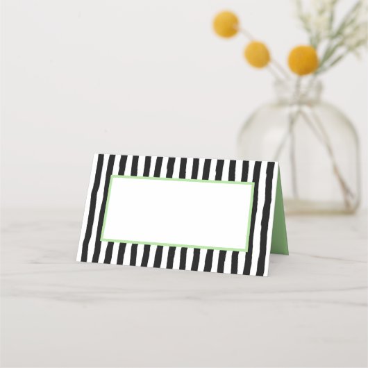 Grillige zwarte en witte strepen met groen plaatskaartje (Voorkant)