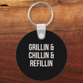 Grillin Chillin en Refillin Dad BBQ Cook Grappig Sleutelhanger (Voorkant)
