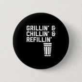 Grillin Chillin Refillin Funny Bbq Grill Drinking Ronde Button 5,7 Cm (Voorkant)