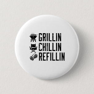 Grillin Chillin Refillin Grappig Byrbecue BBQ Gril Ronde Button 5,7 Cm