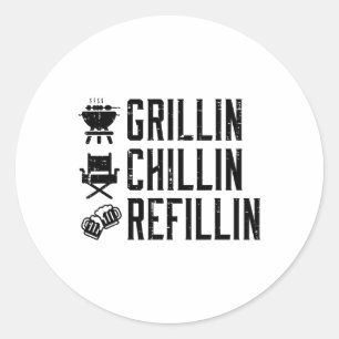 Grillin Chillin Refillin Grappig Byrbecue BBQ Gril Ronde Sticker