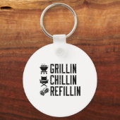 Grillin Chillin Refillin Grappig Byrbecue BBQ Gril Sleutelhanger (Voorkant)