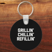 Grillin, Chillin, Refillin - Grappige barbecue Gri Sleutelhanger (Voorkant)