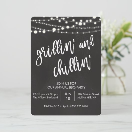 Grillin en Chillin Chalkboard BBQ Uitnodiging (Staand voorkant)