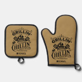Grillin en Chillin gepersonaliseerd Ovenwant & Pannenlap Set (Voorkant)