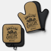 Grillin en Chillin gepersonaliseerd Ovenwant & Pannenlap Set (Voorkant / Achterkant)