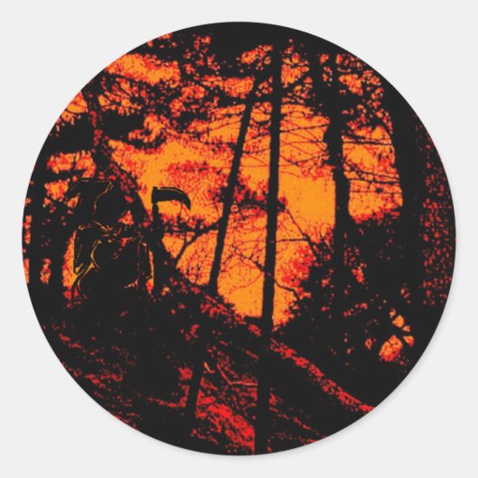 Grim Reaper in Scary Oranje Lit Forest Ronde Sticker (Voorkant)