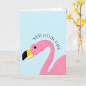Grimacing flamingo grappig krijgen ouder verjaarda kaart (Gele Bloem)
