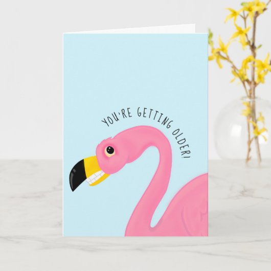 Grimacing flamingo grappig krijgen ouder verjaarda kaart (Gele Bloem)