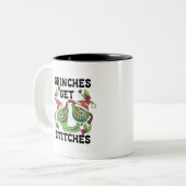Grinches Get Stitches Kerst Grafisch Kunstontwerp Tweekleurige Koffiemok (Voorkant links)