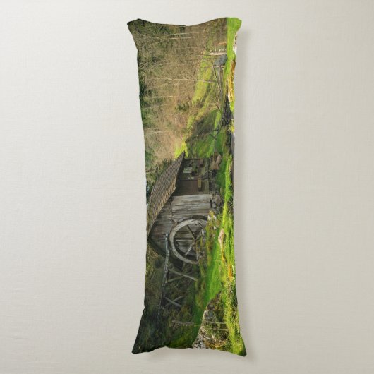 Grist Mill in het Zwarte Woud Lichaamskussen (Voorkant Verticaal)