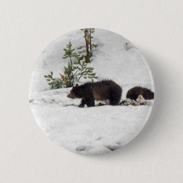 Grizzlies in de sneeuw ronde button 5,7 cm