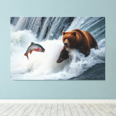 grizzly Beer catching salmon Canvas Afdruk (Insitu (Houten vloer))