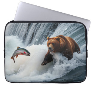 grizzly Beer catching salmon Laptop Sleeve