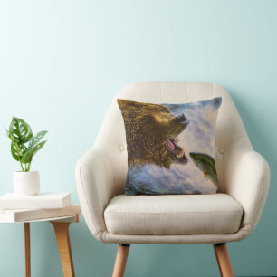 Grizzly Beer Catching Steel-head Salmon kussen