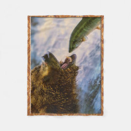 Grizzly Beer Catching Steelhead Salmon Fleece Deken